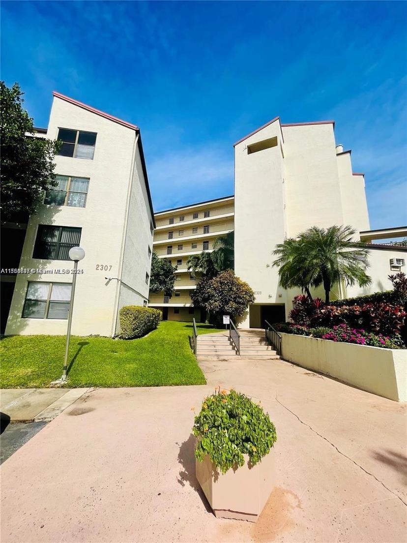 Picture of 2309 S Cypress Bend Dr # 311D, Pompano Beach FL 33069