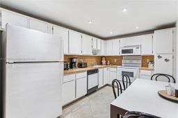 Picture of 3800 Oaks Clubhouse Dr # 307, Pompano Beach, FL 33069