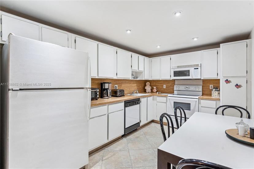 Picture of 3800 Oaks Clubhouse Dr # 307, Pompano Beach FL 33069
