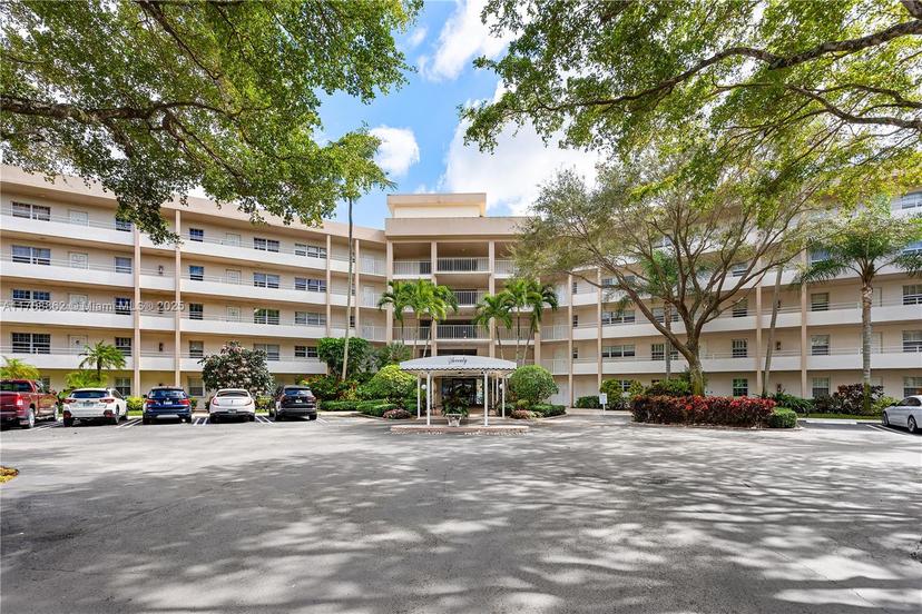 Picture of 3800 Oaks Clubhouse Dr # 307, Pompano Beach FL 33069