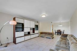 Picture of 9300 SW 77Th Ave # A8, Miami, FL 33156