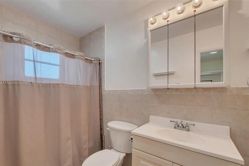 Picture of 9300 SW 77Th Ave # A8, Miami FL 33156