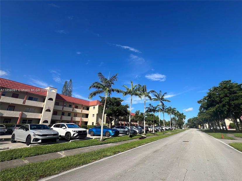 Picture of 8020 N Sunrise Lakes Dr # 108, Sunrise FL 33322