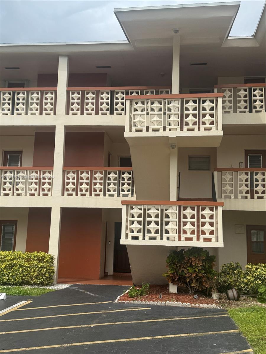 Picture of 4771 NW 10Th Ct # 116, Plantation, FL 33313