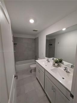 Picture of 6001 Woods Edge Cir, Riviera Beach, FL 33410