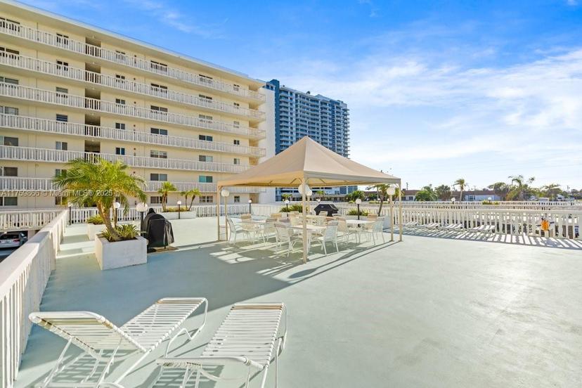 Picture of 301 Lake Shore Dr # 106, Lake Park FL 33403