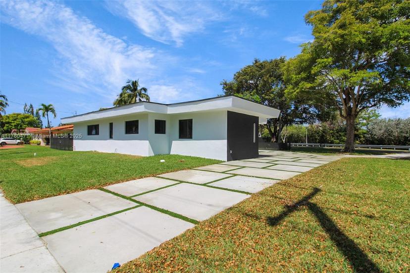 Picture of 900 N Royal Poinciana Blvd, Miami Springs FL 33166