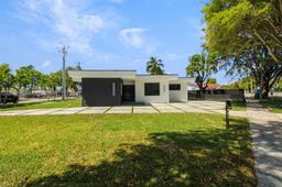 Picture of 900 N Royal Poinciana Blvd, Miami Springs, FL 33166
