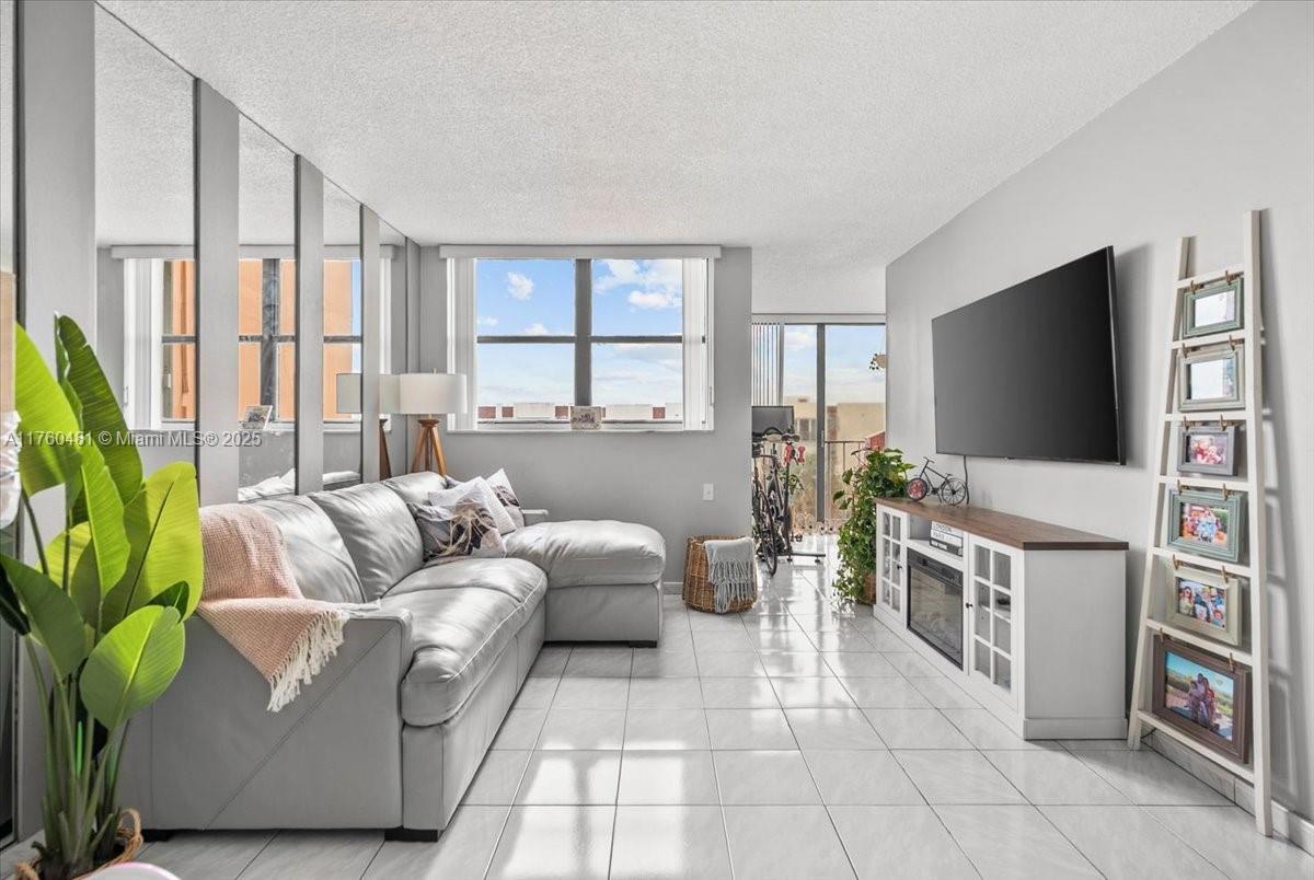 Picture of 9440 W Flagler St # 414, Miami, FL 33174