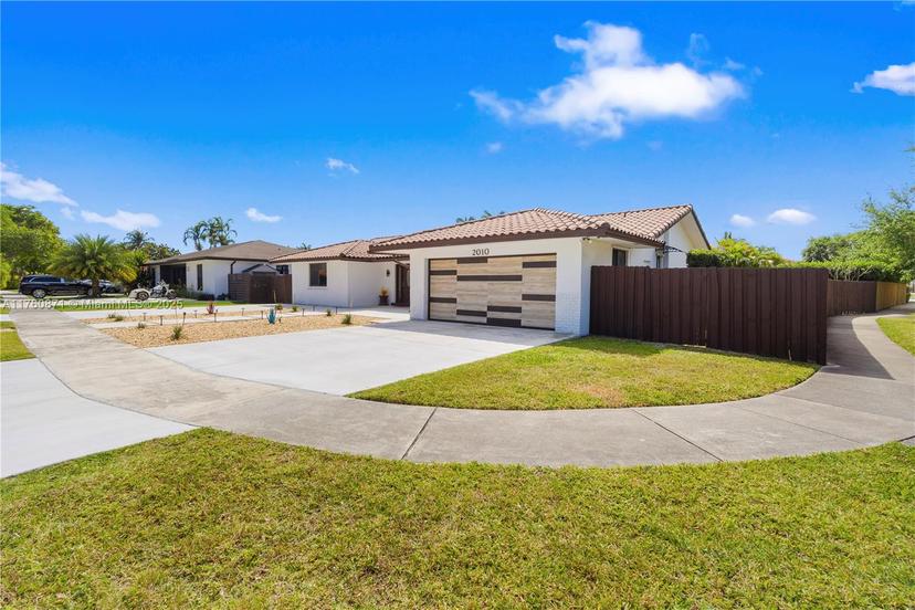 Picture of 2010 NE 208Th St, Miami FL 33179