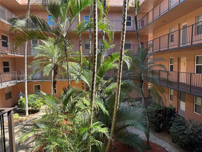 Picture of 2861 Somerset Dr # 318, Lauderdale Lakes FL 33311