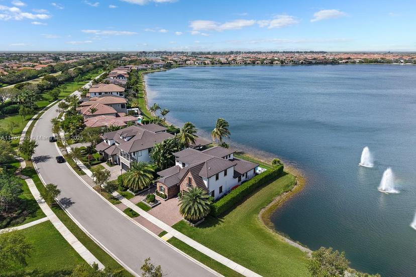 Picture of 11001 W Watercrest Cir W, Parkland FL 33076
