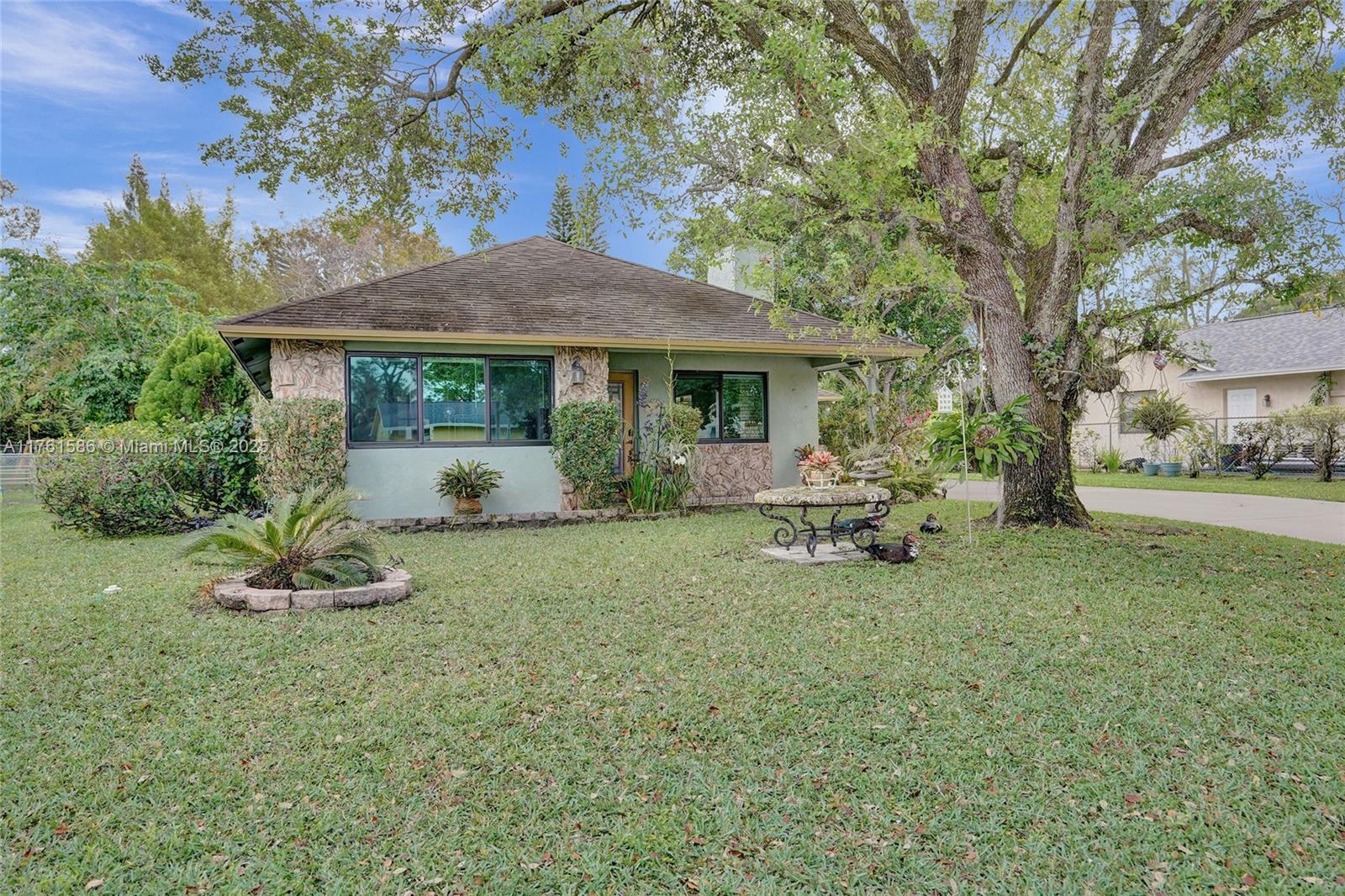 Picture of 211 Bobwhite Rd, Royal Palm Beach, FL 33411