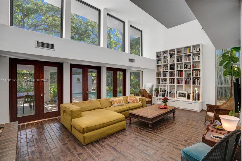 Picture of 2250 NE 201St St, Miami FL 33180