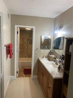 Picture of 6001 N Falls Cir Dr, Lauderhill, FL 33319