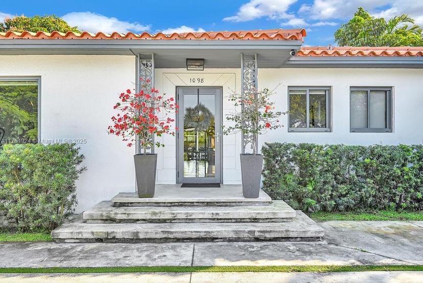 Picture of 1098 Hunting Lodge Dr, Miami Springs FL 33166