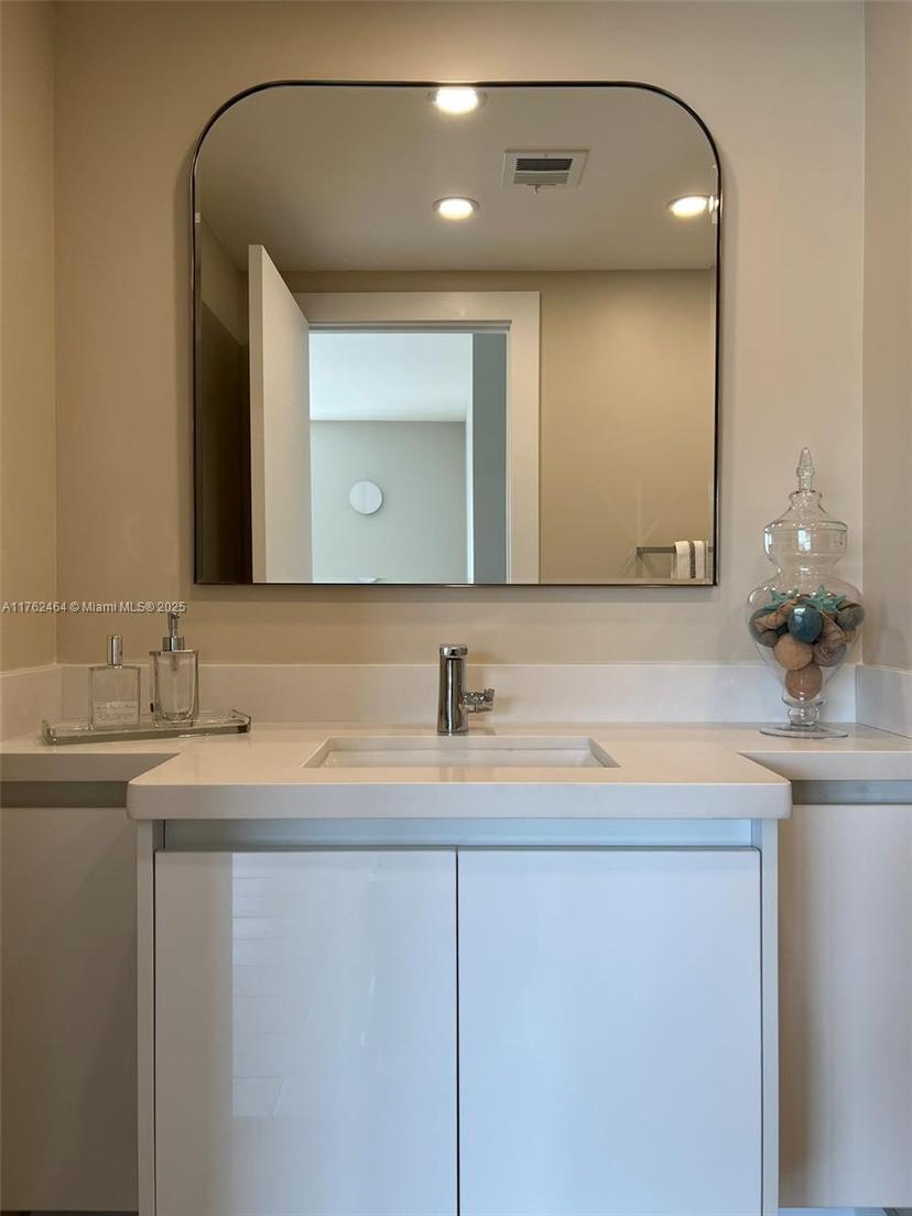 Picture of 1881 Middle River Dr # 207, Fort Lauderdale FL 33305