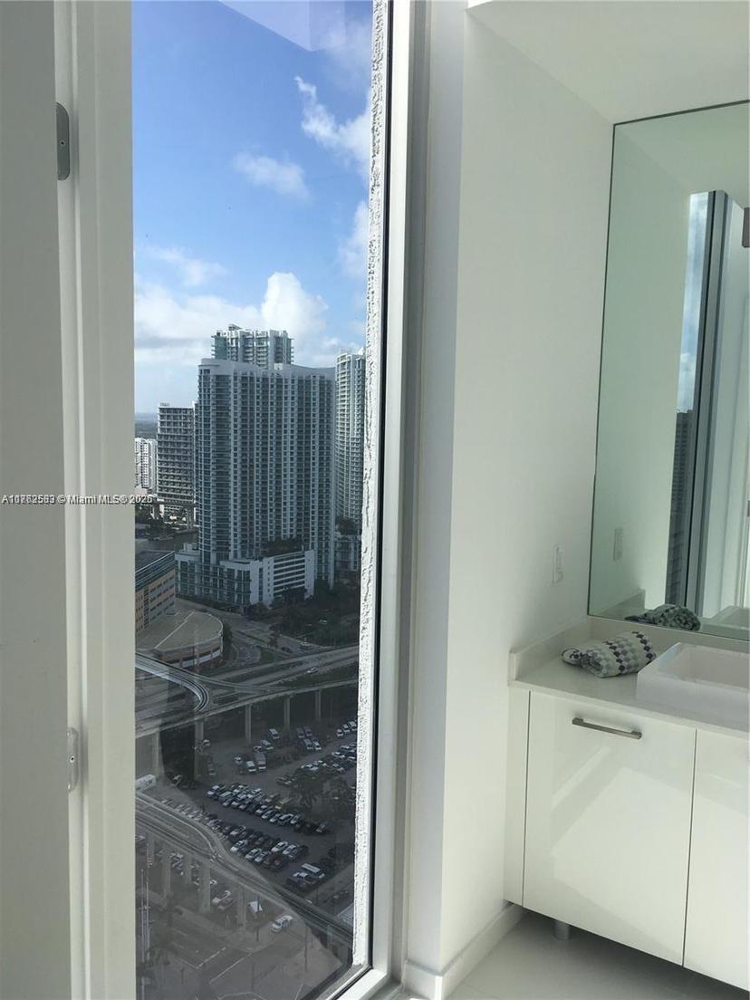 Picture of 151 SE 1St St # 1011, Miami FL 33131
