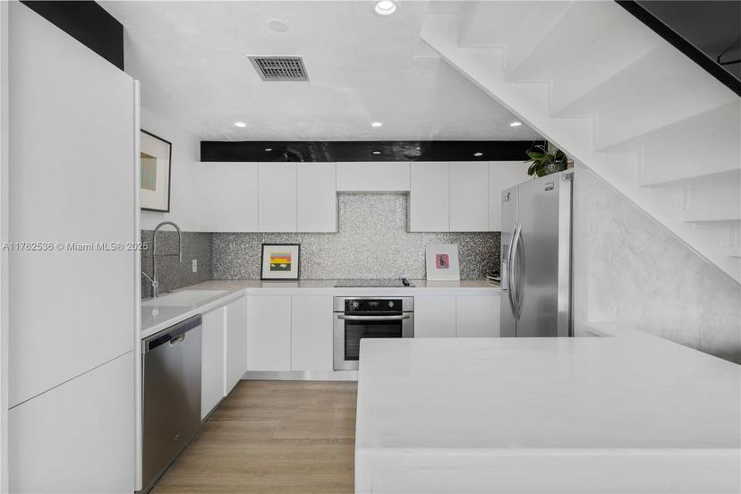 Picture of 1000 Venetian Way # 810, Miami FL 33139