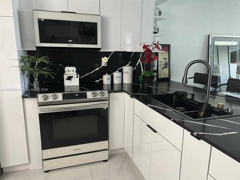 Picture of 18555 NE 14Th Ave # 609, Miami FL 33179