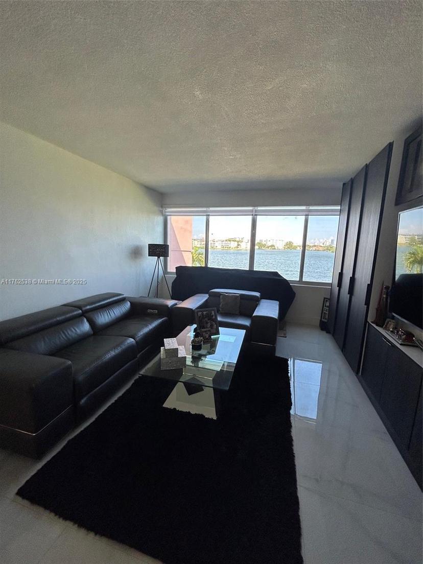Picture of 18555 NE 14Th Ave # 609, Miami FL 33179