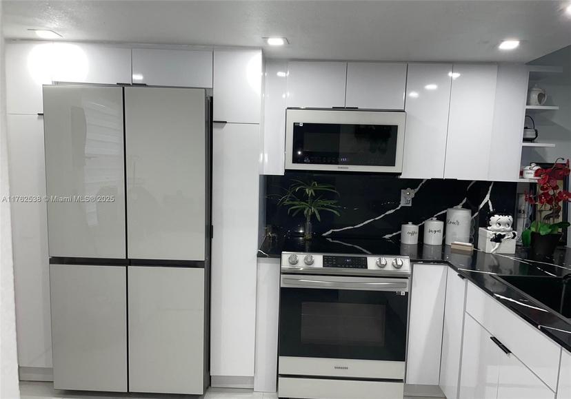 Picture of 18555 NE 14Th Ave # 609, Miami FL 33179