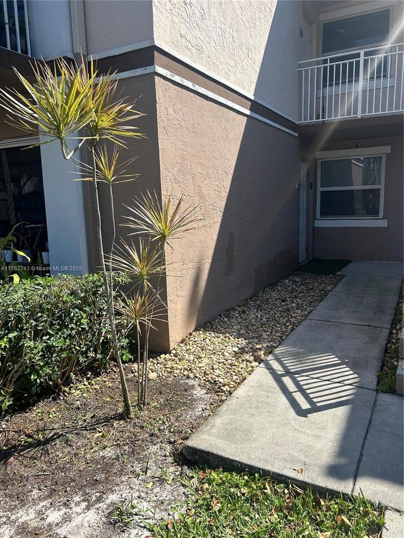 Picture of 1250 SW 113Th Ter # 102, Pembroke Pines FL 33025