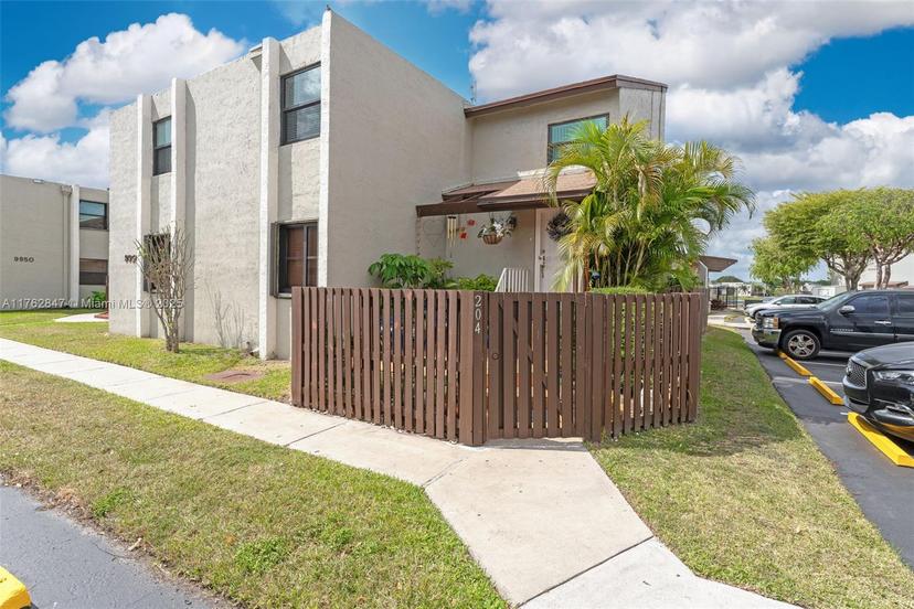 Picture of 9950 NW 9Th St Cir # 204, Miami FL 33172