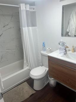 Picture of 4101 Pine Tree Dr # 616, Miami Beach, FL 33140