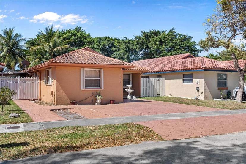 Picture of 19826 W Lake Dr, Hialeah FL 33015