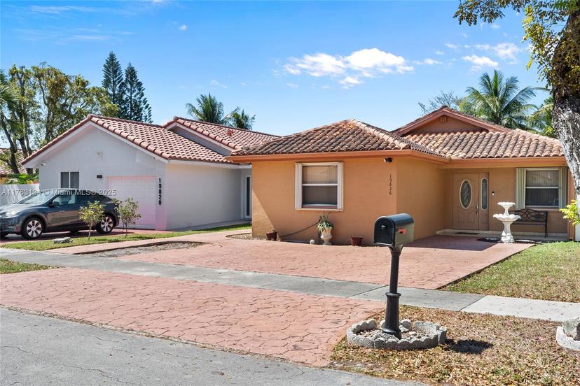 Picture of 19826 W Lake Dr, Hialeah FL 33015