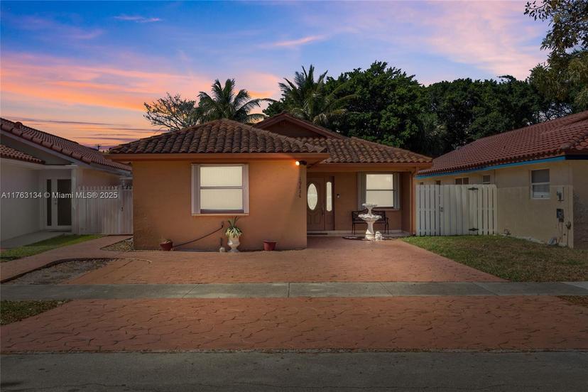 Picture of 19826 W Lake Dr, Hialeah FL 33015