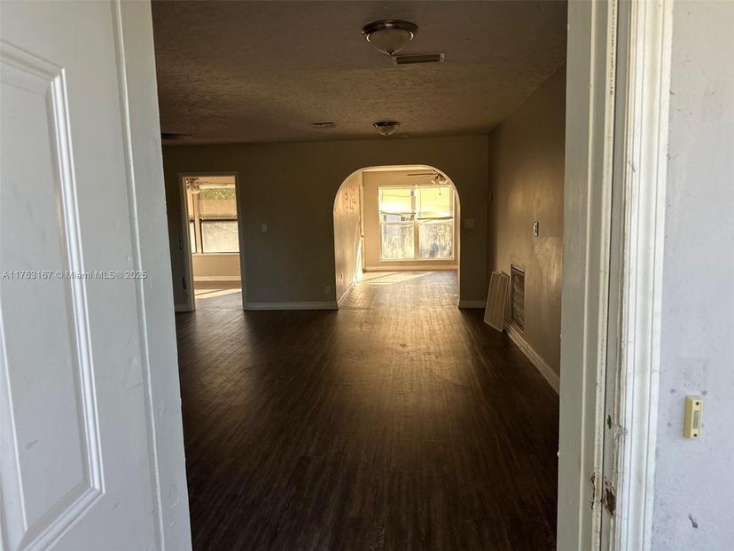 Picture of 518 Crescent Dr, Lake Park FL 33403