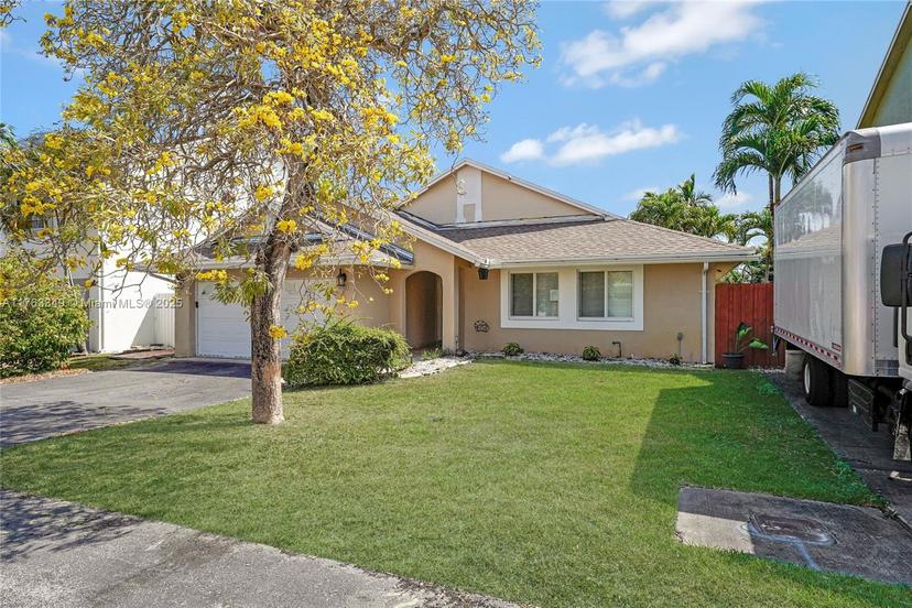 Picture of 19081 NW 77Th Ct, Hialeah FL 33015