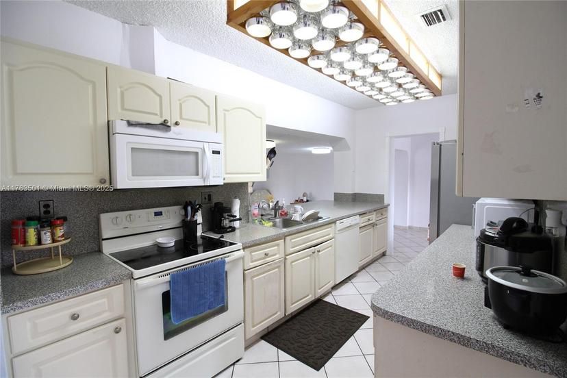 Picture of 11040 NW 60 Ct, Hialeah FL 33012