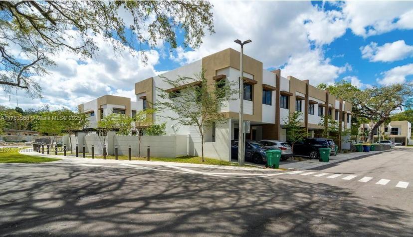 Picture of 4130 N Oak Pl # 4130, Dania Beach FL 33314