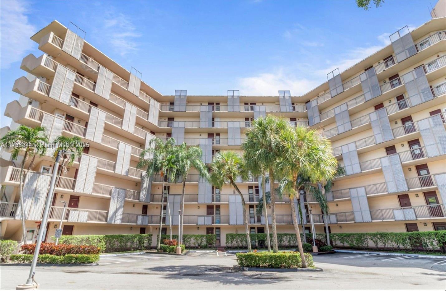 Picture of 3301 N Country Club Dr # 110, Aventura, FL 33180