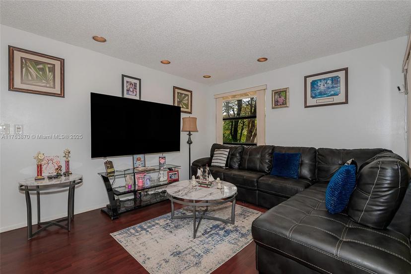 Picture of 20015 NE 3Rd Ct # 6, Miami FL 33179