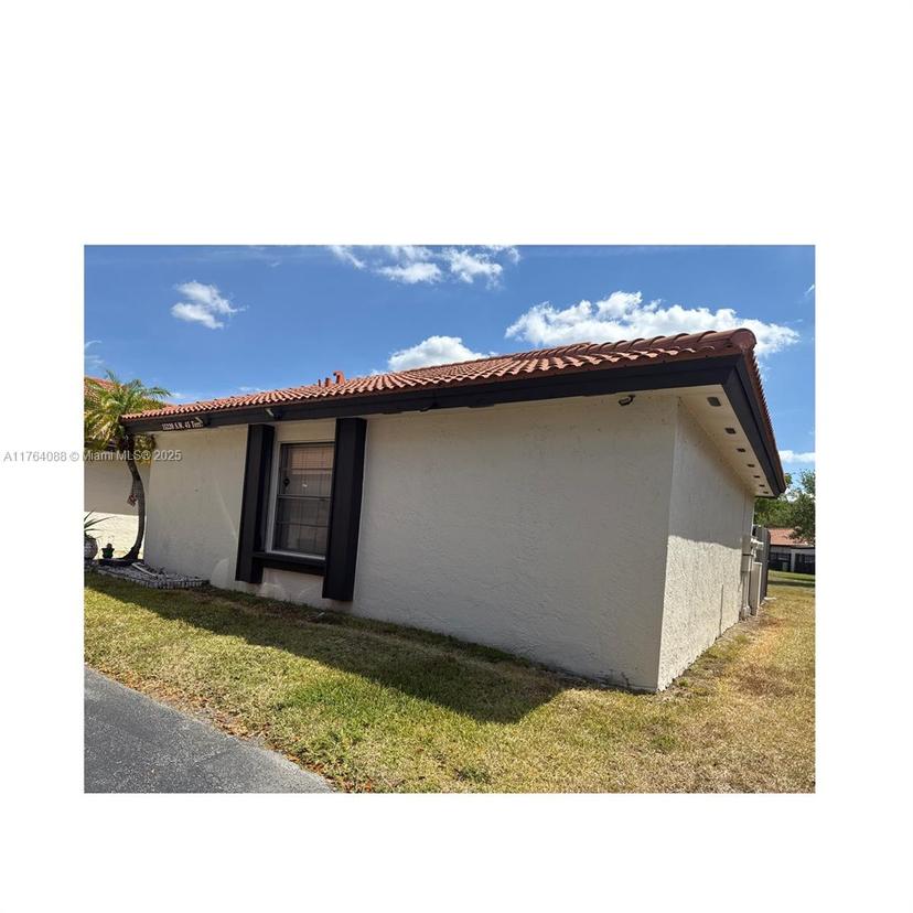 Picture of 15220 SW 45Th Ter # 52E, Miami FL 33185