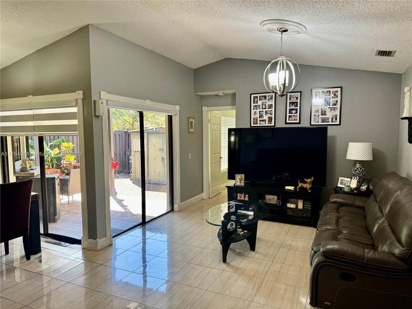 Picture of 15220 SW 45Th Ter # 52E, Miami FL 33185