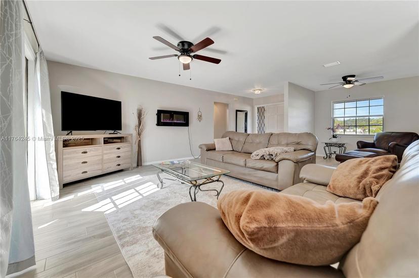 Picture of 2916 Woodcrest Dr, Sarasota FL 34239