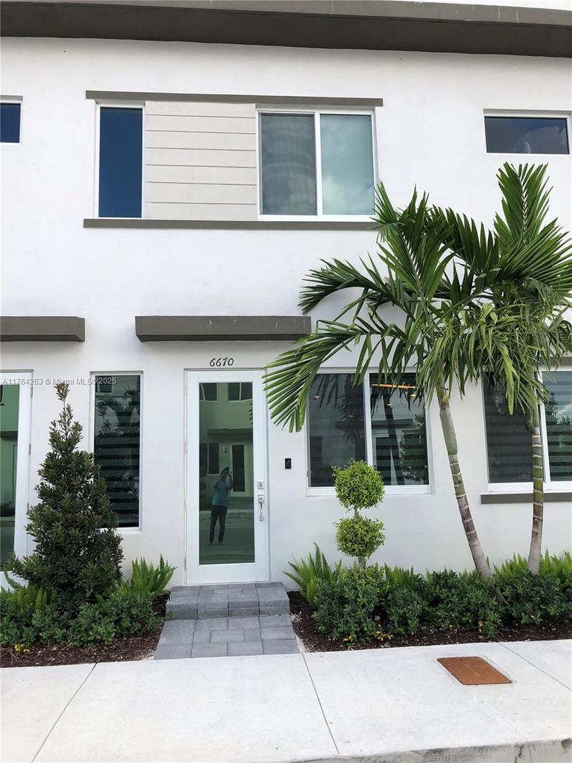 Picture of 6670 NW 103Rd Path # 1, Doral FL 33178