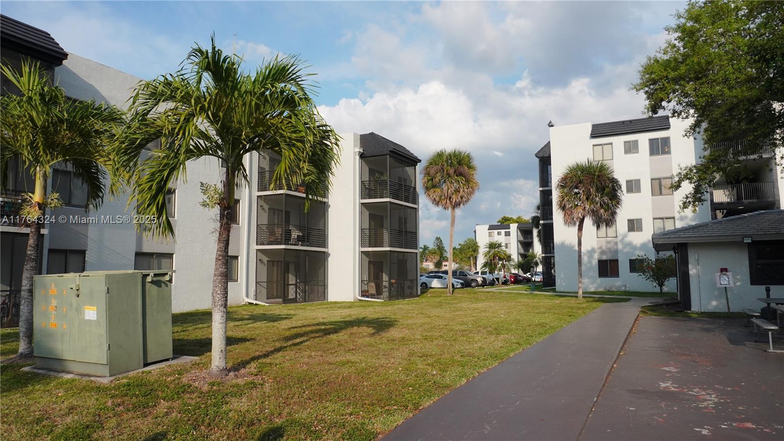 Picture of 3710 N Pine Island Rd # 320, Sunrise, FL 33351