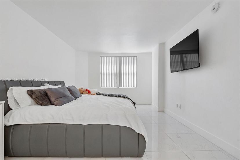 Picture of 1980 S Ocean Dr # 19G, Hallandale Beach FL 33009