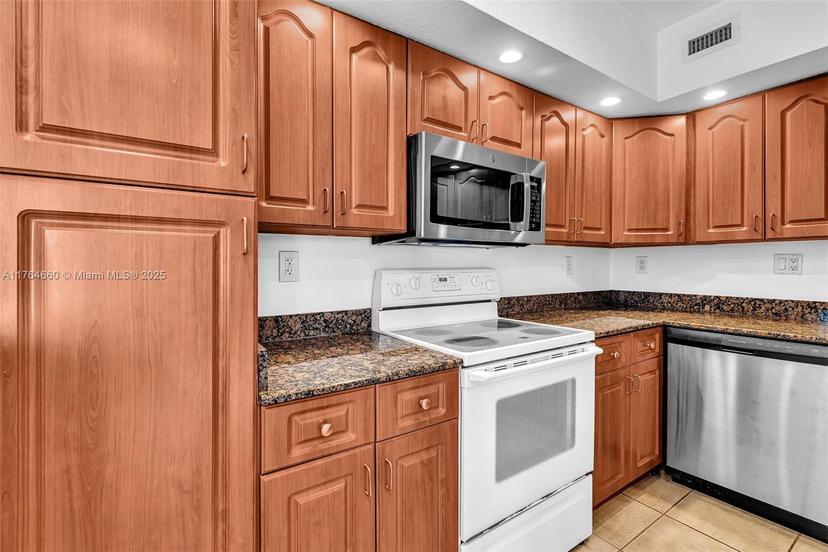 Picture of 5600 Collins Ave # 10J, Miami Beach FL 33140