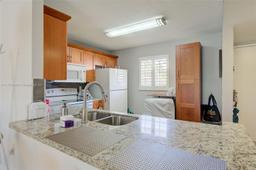 Picture of 469 N Pine Island Rd # B301, Plantation, FL 33324