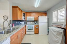 Picture of 469 N Pine Island Rd # B301, Plantation, FL 33324