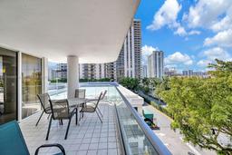 Picture of 19707 Turnberry Way # 5D, Aventura, FL 33180