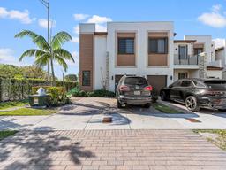Picture of 402 NE 211Th Ter # 0, Miami, FL 33179