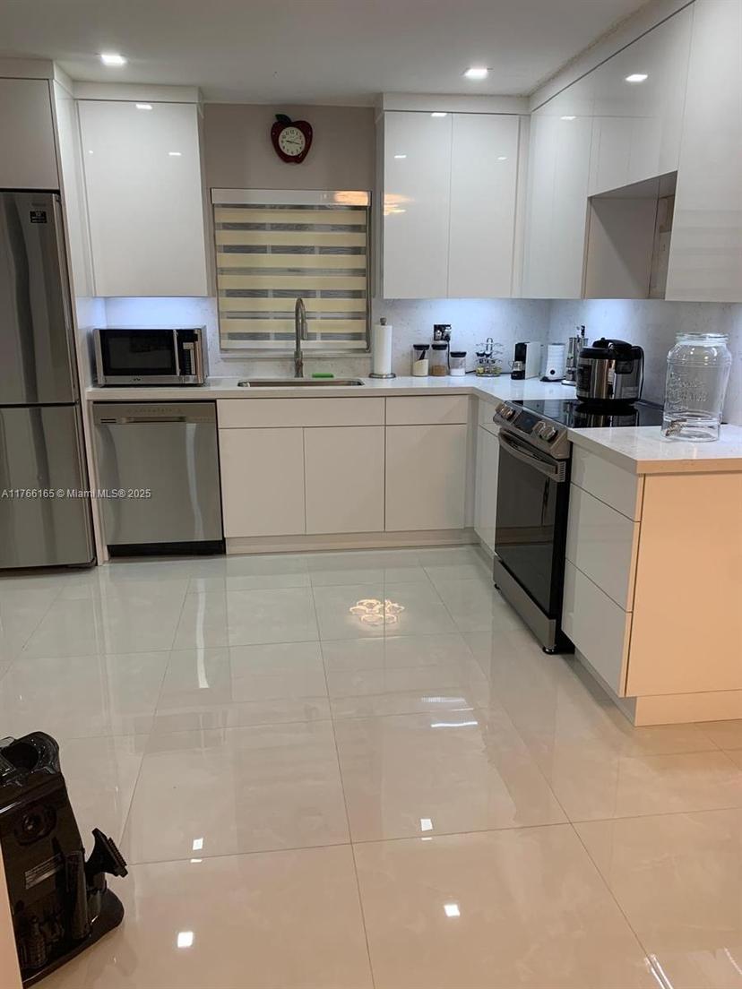 Picture of 9081 NW 193Rd Ter, Hialeah FL 33018